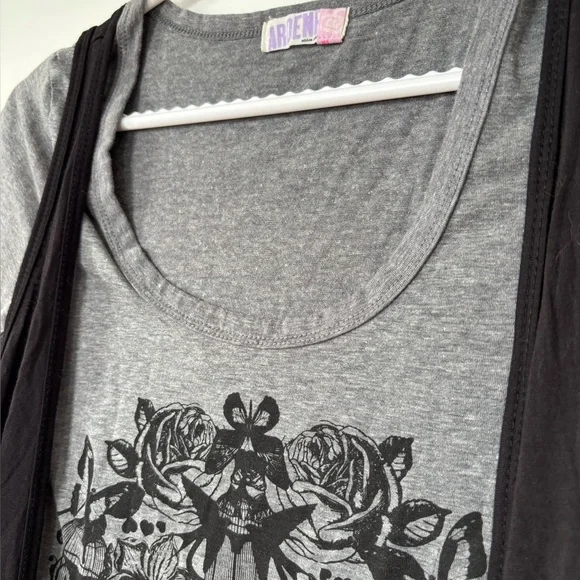 🎉4/30$🎉 Ardene Graphic Top - Size Small - Picture 2 of 5
